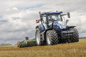 New_Holland_T7.jpg